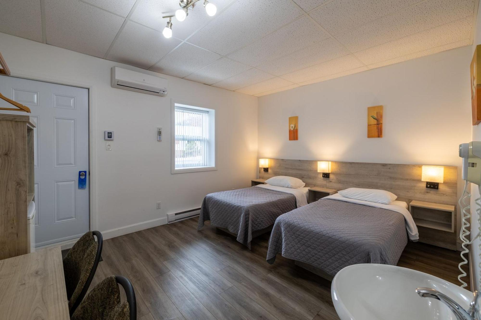 Motel Et Condo Chez Charley Sainte-Anne-de-Beaupre Exterior photo