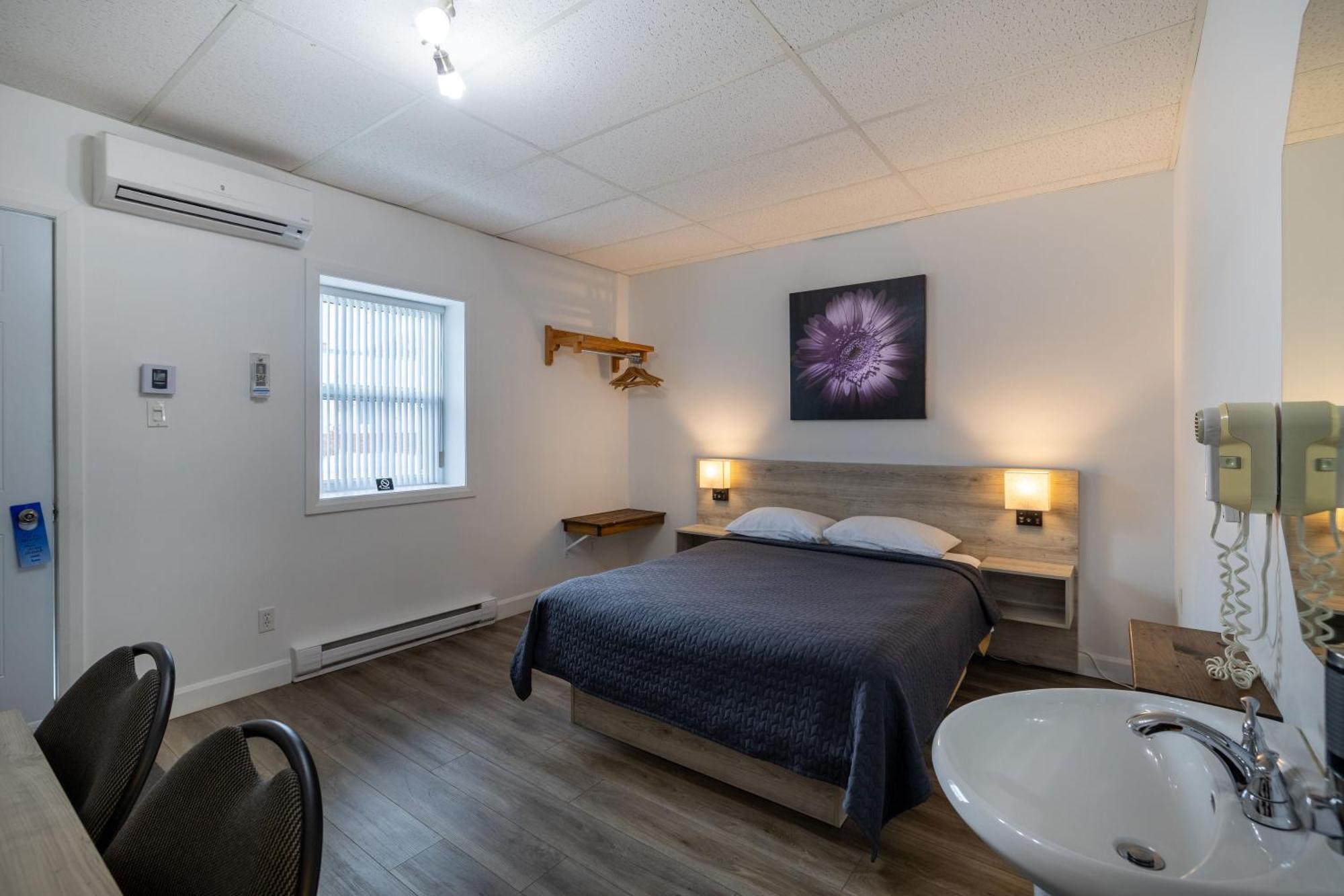 Motel Et Condo Chez Charley Sainte-Anne-de-Beaupre Exterior photo